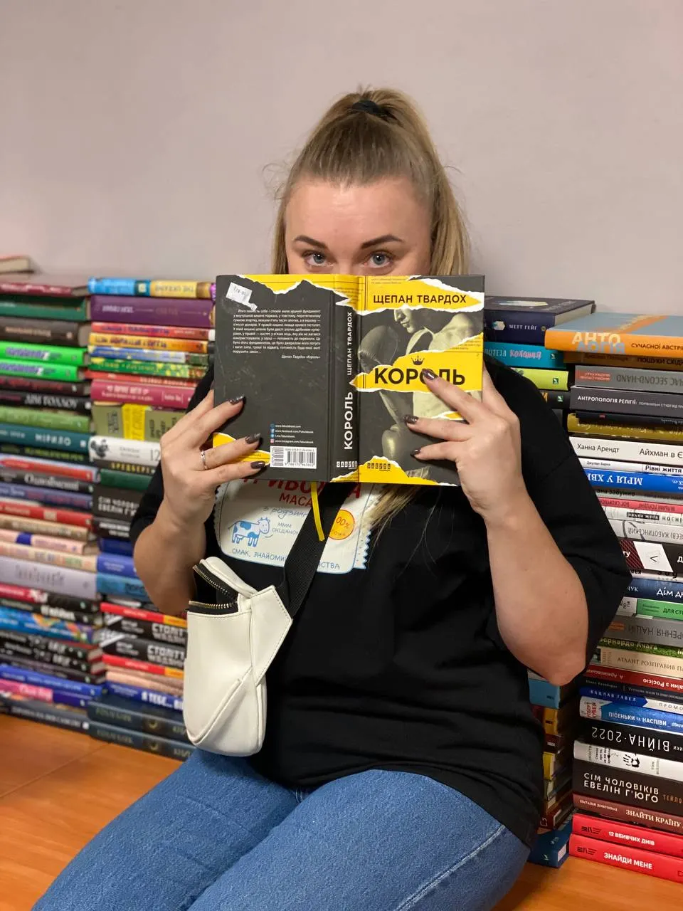 Стос переданих книг з усіх жанрів